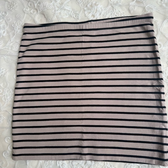 H&M Dresses & Skirts - H&M Black and Cream Pencil Mini Skirt Work Size M